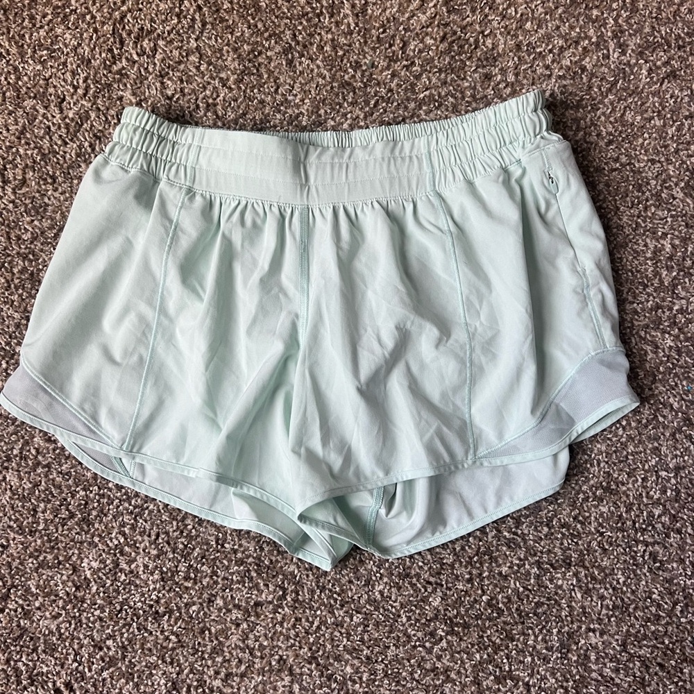 Lululemon Low rise hotty hot shorts size 10 mint